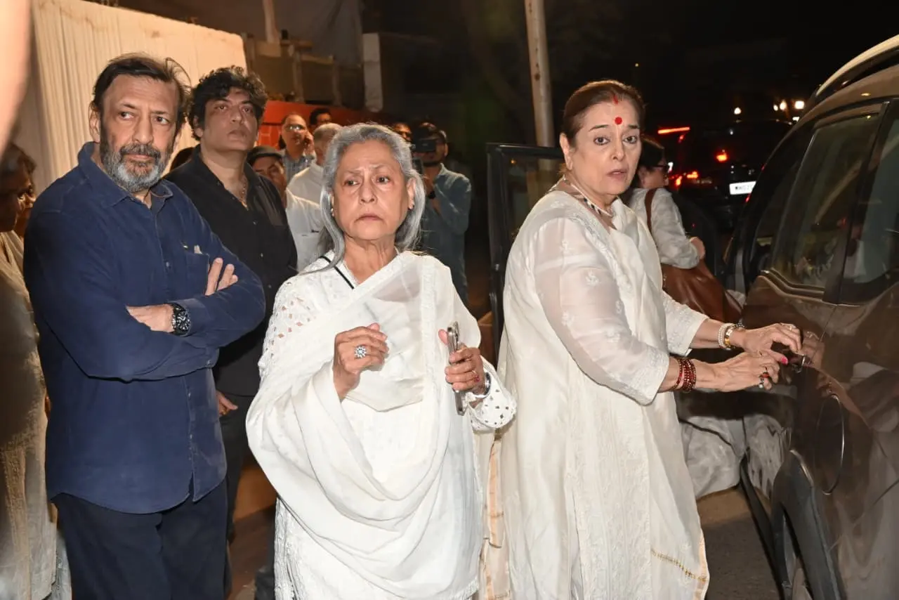 Jaya Bachchan and Poonam Sinha were seen at the prayer meet held for late Anand Sagar, the son of Ramanand Sagar. The two ladies left together.